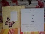 Invitatii nunta plic cu imagine zid caramida galbena 16 x 16 cm