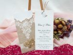 Invitatii nunta accesorizat cu un snur si model floral 21 x 10 cm