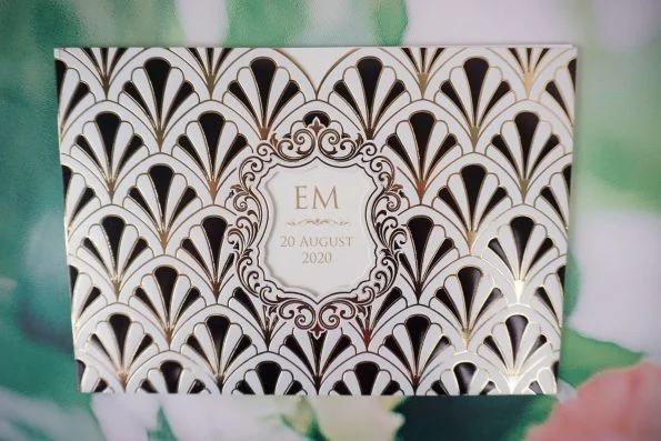 Invitatii nunta model negru bronz decupaj relief 23 x 16 cm