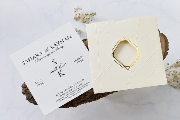 Invitatii nunta model geometric auriu 16.5 x 17 cm