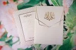 Invitatii nunta cu model modern auriu si text personalizat 15.5 x 21.5 cm