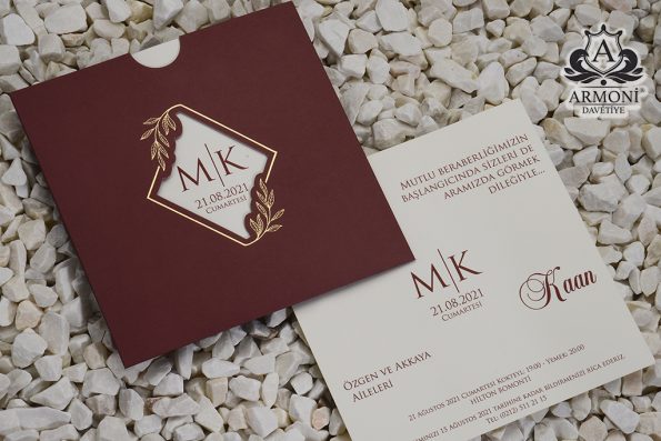 Invitatii nunta visinie carton mat striatii buzunar tip orificiu auriu 17.5 x 17.5 cm