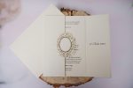 Invitatii nunta crem cu model auriu 29.5 x 21 cm
