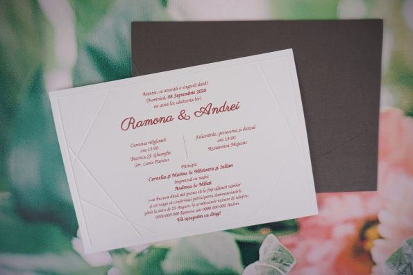 Invitatii nunta moderne albe plic maro 19.5 x 13.5 cm