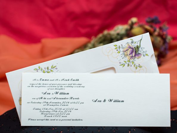 Invitatii nunta cu model floral si un decupaj cu numele mirilor 9 x 24.5 cm