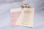 Invitatii nunta dungi orizontale roz si model floral 22 x 10 cm