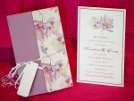 Invitatii nunta model floral lila roz si panglica 13 x 20 cm