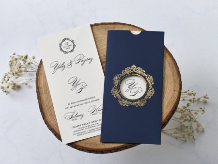 Invitatii nunta elegante albastru navy decupaj auriu 10.5 x 21.5 cm