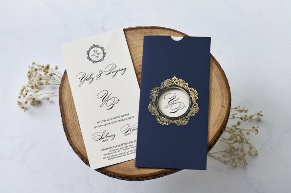 Invitatii nunta elegante albastru navy decupaj auriu 10.5 x 21.5 cm