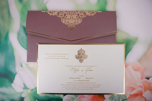 Invitatii nunta carton mat cu striatii si model auriu 23.5 x 13.8 cm