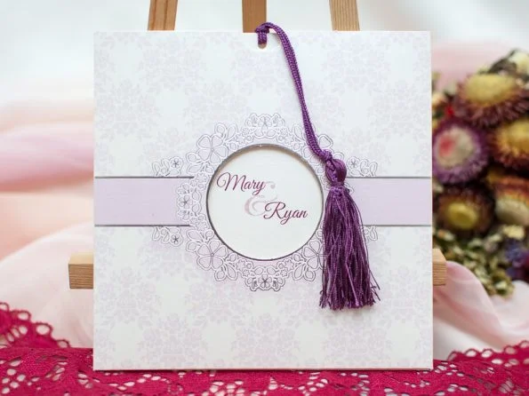 Invitatii nunta model floral in relief lila 15 x 15 cm