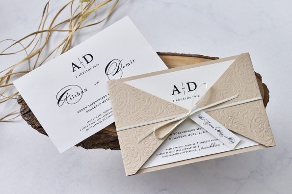 Invitatii nunta carton mat cu striatii si relief legata panglica satin 20.3 x 13.3 cm