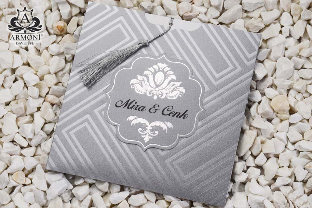 39dd7771-2 Invitatii argintii sidefate eticheta si ciucuras matase 18 x 18 cm