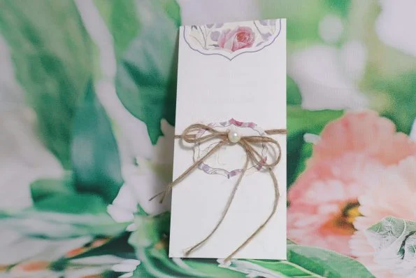 Invitatii nunta elegante cu snur si perla 22 x 10 cm