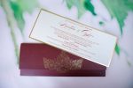 Invitatii nunta visinie model striatii margini aurii plic auriu sigiliu ceara 26.8 x 10.5 cm