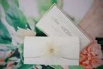Invitatii nunta aurii cu straluciri si text personalizat 26.6 x 13.7 cm