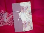 Invitatii nunta model floral lila roz si panglica 13 x 20 cm