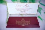 Invitatii nunta visinie model striatii margini aurii plic auriu sigiliu ceara 26.8 x 10.5 cm