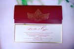 Invitatii nunta visinie model striatii margini aurii plic auriu sigiliu ceara 26.8 x 10.5 cm