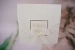 Invitatii nunta chenar maro cu model in relief si perla 18 x 17.5 cm