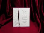Invitatii nunta albe cu panglica magenta 15 x 15.5 cm