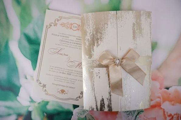 Invitatii nunta lux sidefat aurite si bentita cu pietricele 14.8 x 21 cm