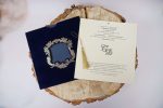 Invitatii nunta cu plic catifea albastra si ciucuras matase 16 x 16.7 cm