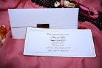 Invitatii nunta albe cu margini rotunjite aurii si sigiliu 24 x 10 cm