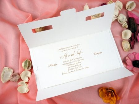 Invitatii nunta forma de plic cu sclipici si doua decupaje 22.9 x 10.9 cm