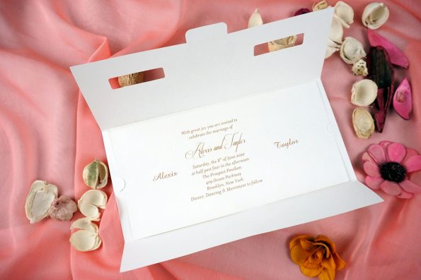 Invitatii nunta forma de plic cu sclipici si doua decupaje 22.9 x 10.9 cm