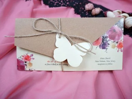 Invitatii nunta crem bej model flori si sfoara 19.5 x 9.6 cm