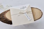 Invitatii nunta cu dungi crem si fundita 16 x 17 cm