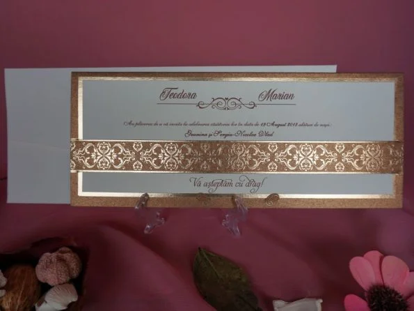 Invitatii nunta model baroc auriu 10.5 x 26 cm