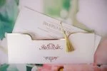 Invitatii nunta albe ciucuri aurii matase text personalizat 27 x 9.8 cm