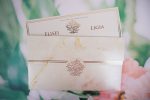Invitatii nunta carton sidefat cu striatii si marginii aurii 23.7 x 13.8 cm