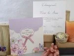 Invitatii de nunta din carton mat cu model floral si fluturas si fundita pentru nume familii 17 x 17 cm