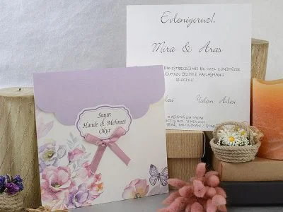 Invitatii de nuntă ieftine: 4 Metode cum să economisești bani și să fii creativ 7 Invitatii de nunta din carton mat cu model floral si fluturas si fundita pentru nume familii 17 x 17 cm