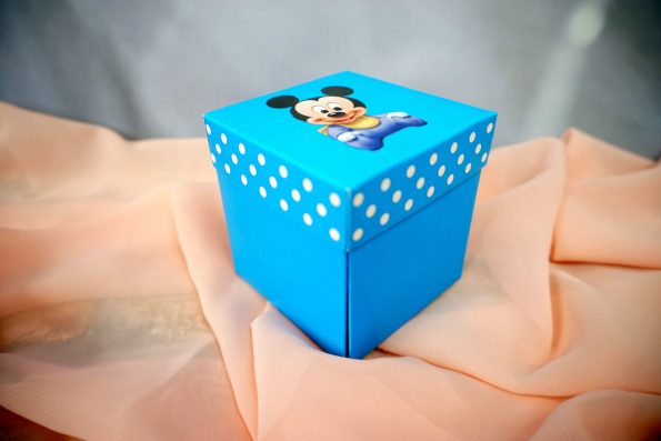 Invitatii botez cutie cu buline Mickey Mouse 7 cm x 7 cm