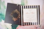 Invitatii nunta linii albe negre chenar auriu 17.8 x 17.8 cm
