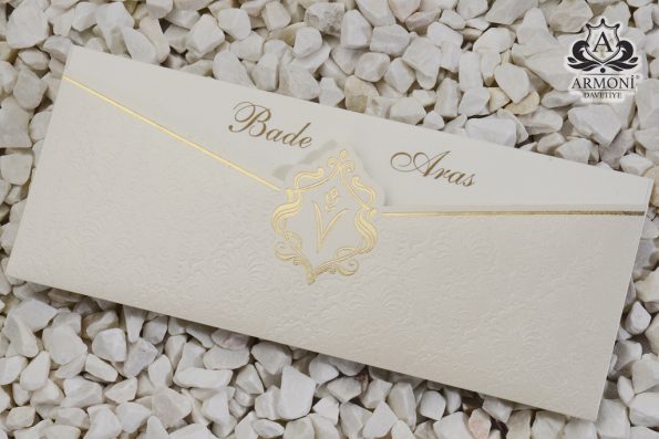 Invitatii nunta mat striatii buzunar cu model in relief si detalii aurii 27 x 11 cm
