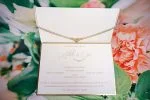 Invitatii nunta margini aurii cu accesoriu pietricele 22.7 x 15.8 cm