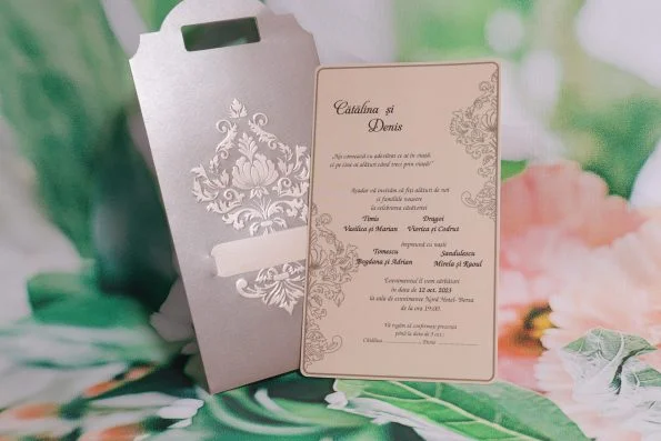 Invitatii nunta carton lucios plic relief fara plic clasic 11 x 19 cm