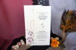 Invitatii nunta flori roz decupaj cu numele mirilor 9 x 22 cm