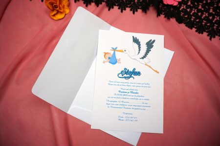 Cum să sărbătorești botezul unui copil 10 concursuri pentru invitati 4 Invitatii botez cu barza care duce un bebelus 13.5 x 20 cm