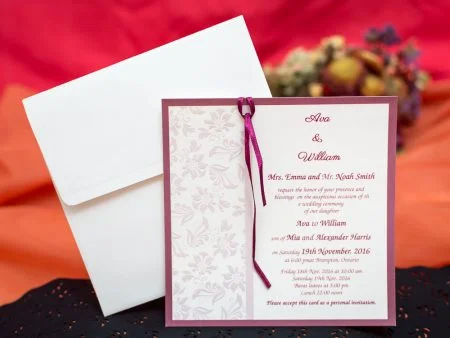 Invitatii nunta albe cu panglica magenta 15 x 15.5 cm