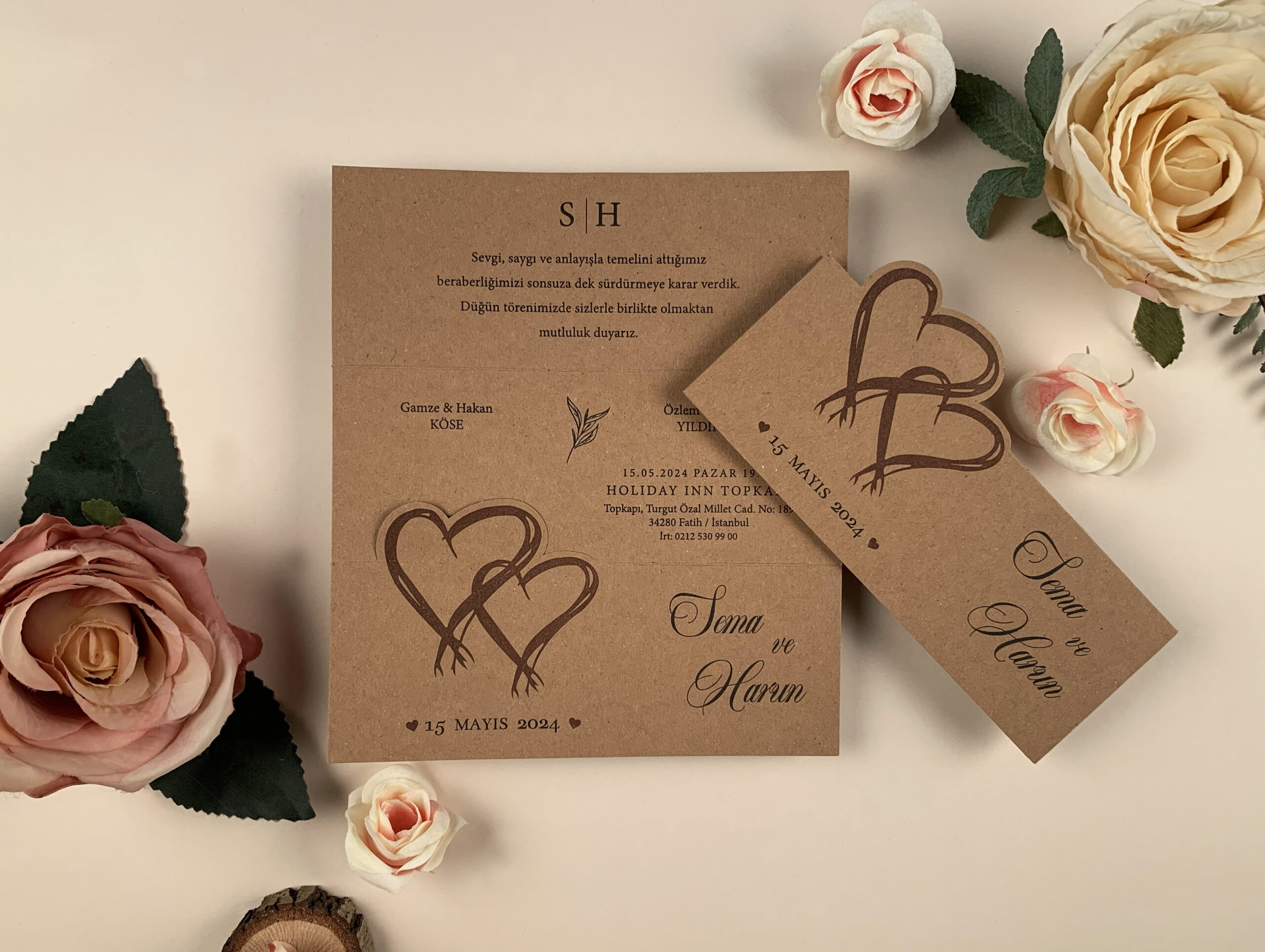 Invitatii nunta albastru ivoire cu inimioare snurulet si fundita 17 x 19.5 cm Invitatii nunta albastru ivoire cu inimioare snurulet si fundita 17 x 19.5 cm