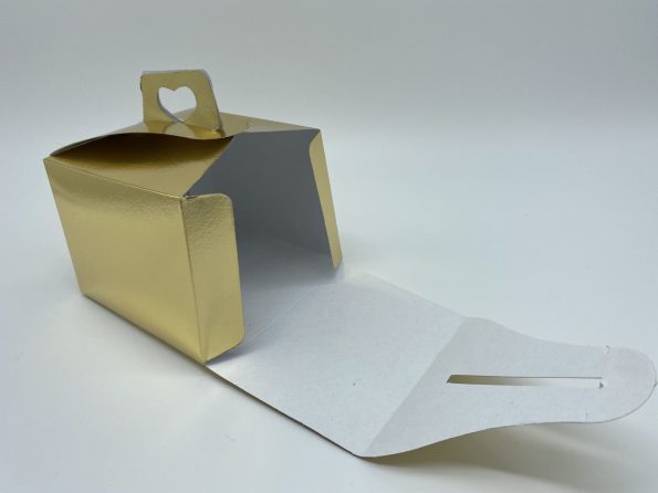 Cutii de Prajituri de 200g elegante din carton auriu 11 x 8.5 x 11 cm