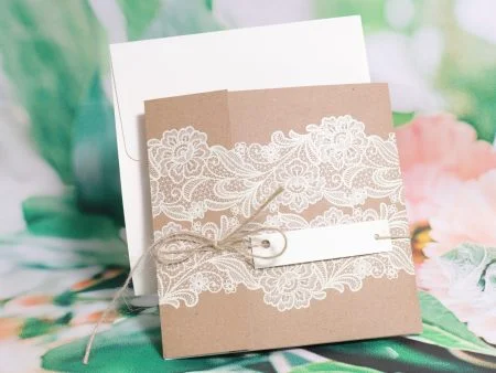 Invitatii nunta material reciclat si model floral 16 x 16 cm