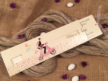 Invitatii nunta crem carton lucios cu striatii cu panglica satinata 21.5 x 6.9 cm