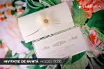 Invitatii nunta aurii cu straluciri si text personalizat 26.6 x 13.7 cm